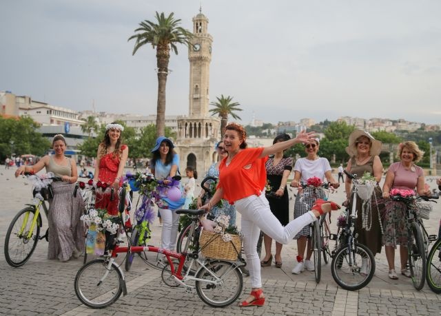 İzmir'in 'Süslü Kadınlar'ı dünyaya açılıyor