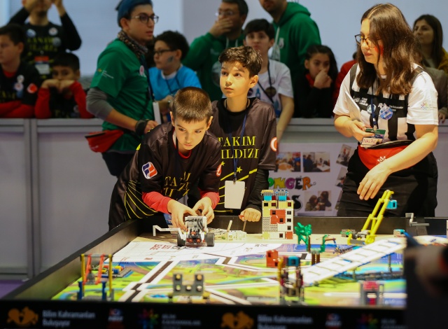 İzmir'de robot tasarlayan çocuklar yeteneklerini sergiledi