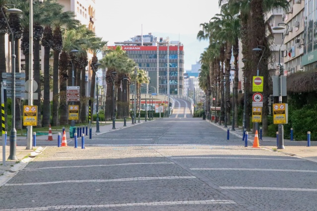 Sokağa çıkma yasağının ardından İzmir sokak ve caddeleri boş kaldı!  Fotoğrafları - Foto Galerisi - foto haberleri