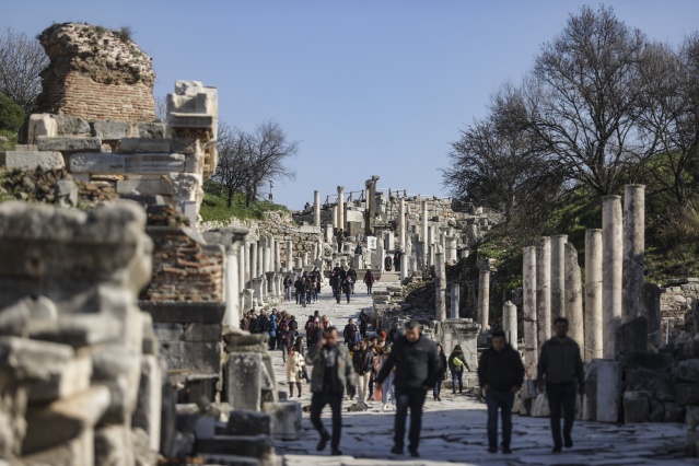 Efes Antik Kenti her mevsim turist ağırlamaya devam ediyor
