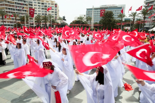 İzmir'de 23 Nisan coşkusu! Bayrağını kapan Meydana koştu