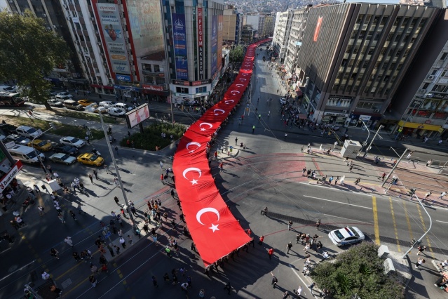 İzmir’de 350 metrelik dev Türk bayrağıyla zafer yürüyüşü