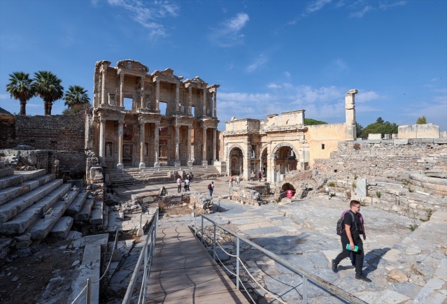 Efes'teki yangın tabakası altından bin 400 yıllık alışkanlık çıktı!