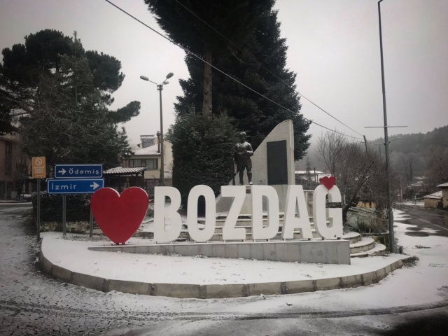 Ödemiş'e kar sürprizi! İzmir’in zirvesi Bozdağ gelinliğini giydi