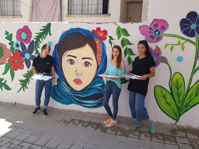 Nazlı öğretmen Diyarbakır sokaklarını renklendirdi