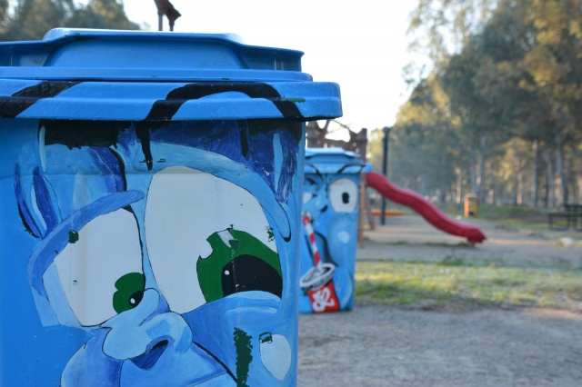 İzmir’de parklara renk geldi... Çöp kutuları sanat eserine dönüştü