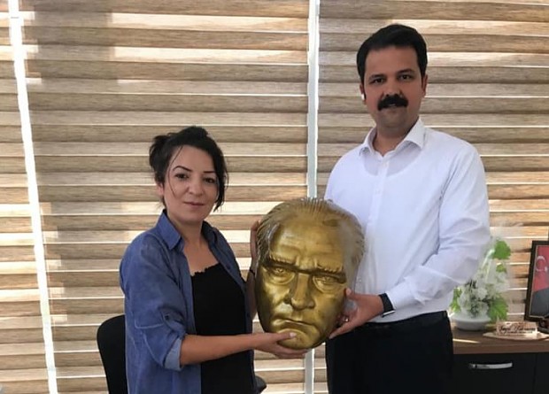 CHP’li Gruşçu 'Atatürk’e benzemeyen' heykel tartışmasına son noktayı koydu! Yenisini hediye etti