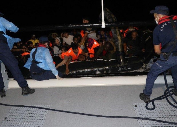Foça'da yakalanan 125 kaçak göçmen İl Göç İdaresi'ne gönderildi