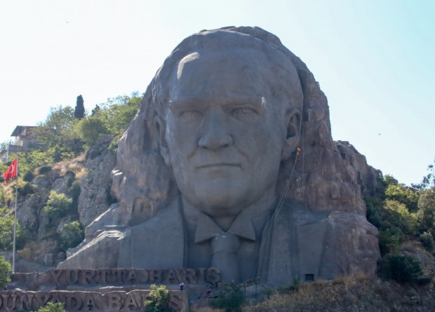 Her gün hayranlık baktığımız Atatürk Maskı’nda bakım zamanı… Dağcılar temizledi
