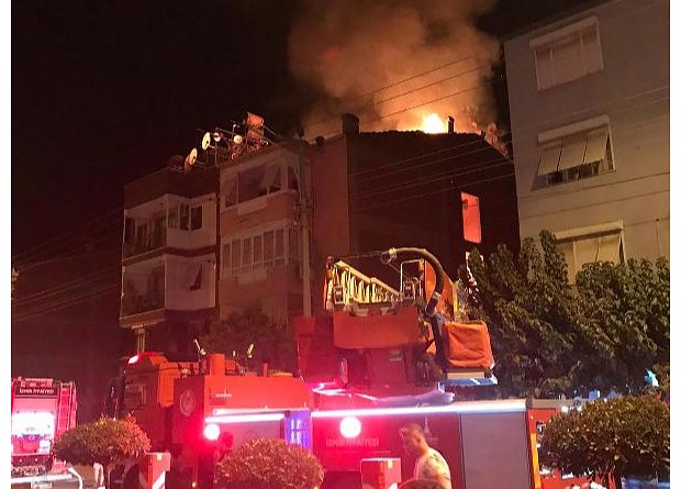 İzmir'de yangın paniği! Çatı katında mahsur kaldı