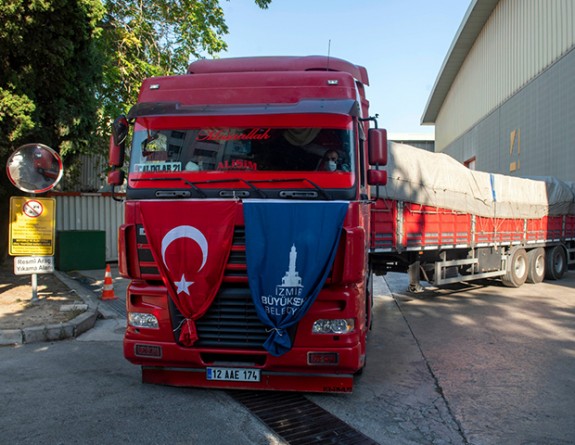 İzmir’den sel felaketi yaşayan Karadeniz’e destek! İki tır yola çıktı