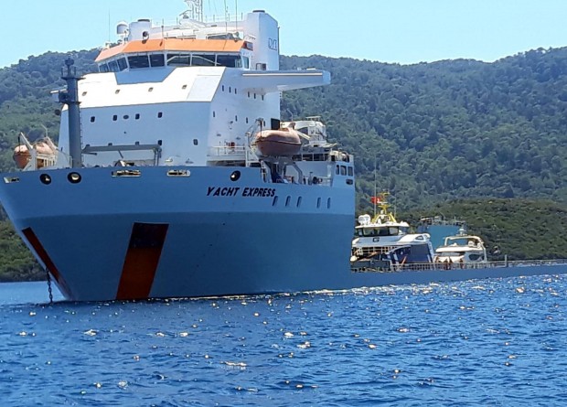 Milyon dolarlık yatlar, Marmaris'e kargo gemisiyle geldi