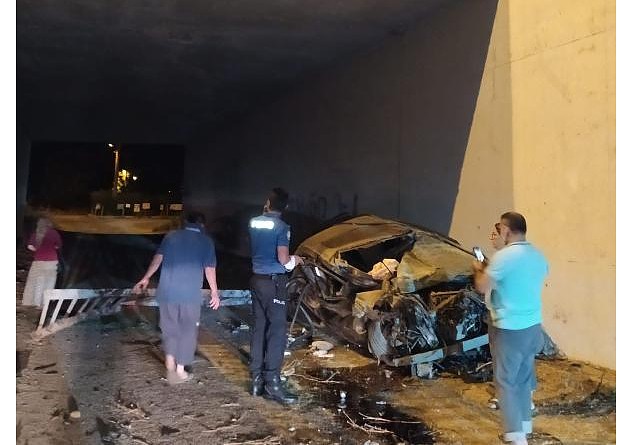 İzmir'de feci kaza! Takla atan otomobil alt yola uçtu