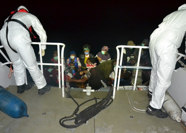 Yunanistan'ın Türk karasularına ittiği 28 kaçak göçmen kurtarıldı