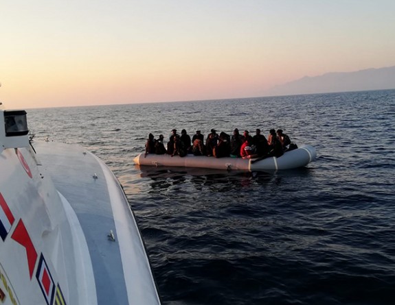 Yunanistan'ın Türk karasularına ittiği 68 kaçak göçmen kurtarıldı