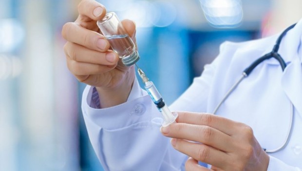 İngiltere'den uyarı: 'İlk aşılar kusurlu olabilir'