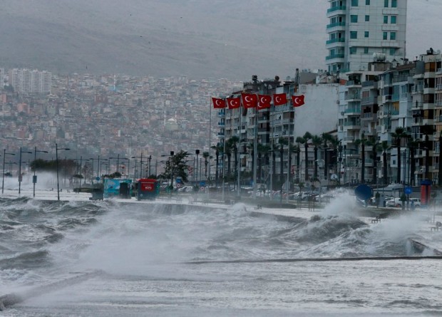 Büyükşehir Zabıtası’ndan İzmirlilere fırtına uyarısı: 'Deniz taşabilir araçlarınızı çekin'