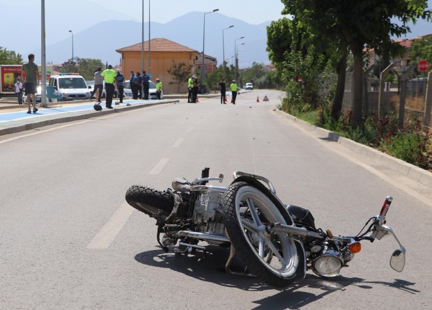 Otomobille motosiklet çarpıştı: 1'i ağır, 2 yaralı