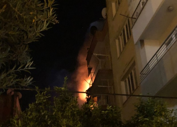Apartmanda korkutan yangın: 5 kişi dumandan etkilendi