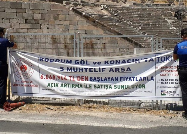 Bodrum’da kamu mallarının satış pankartlarını zabıta topladı