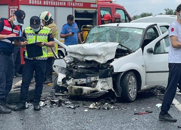 Bursa’da iki araç kafa kafaya çarpıştı: 4 ölü, 5 yaralı