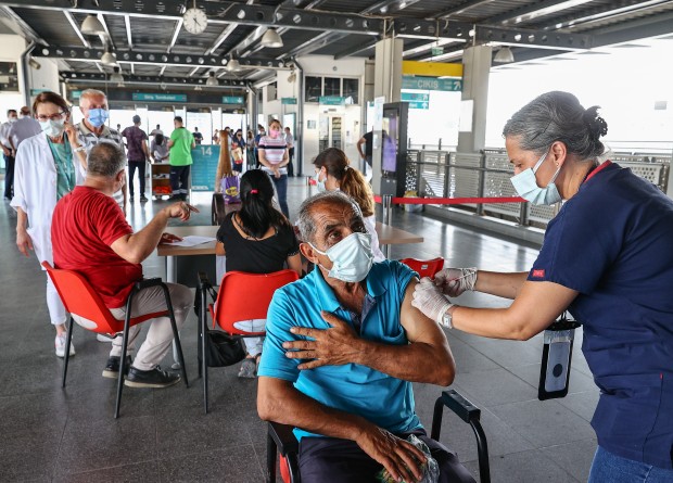 İzmir'de aşı kolaylığı! İZBAN'da stantlar kuruldu