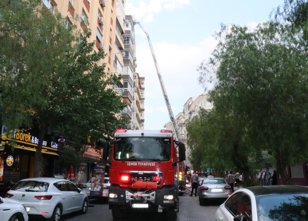 İzmir'de korku dolu anlar! Yangın çıkan apartmanın asansöründe mahsur kaldı