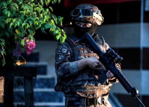 İzmir'de silah kaçakçılığı operasyonu… 2 şüpheli tutuklandı