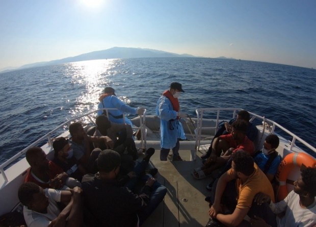 İzmir’de umut yolculuğunda 15 sığınmacı yakalandı