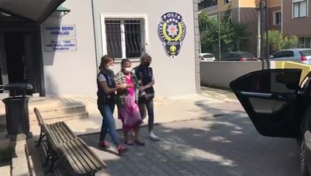 Türk bayrağını yırtıp üzerine bastığı iddia edilen kadın tutuklandı