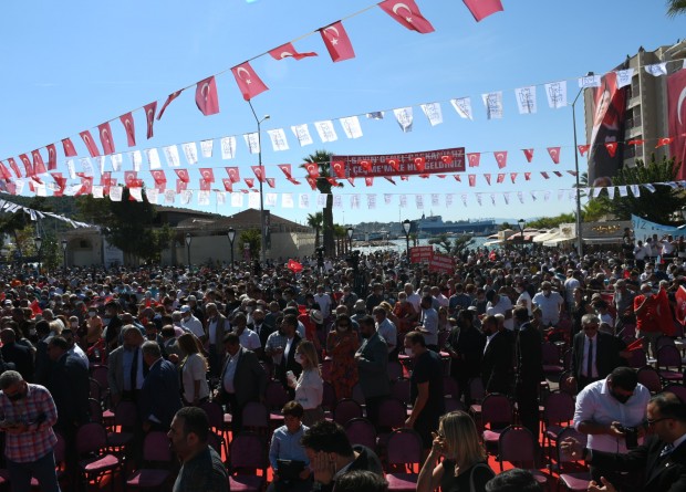 AK Parti-CHP arasında kalabalık atışması!
