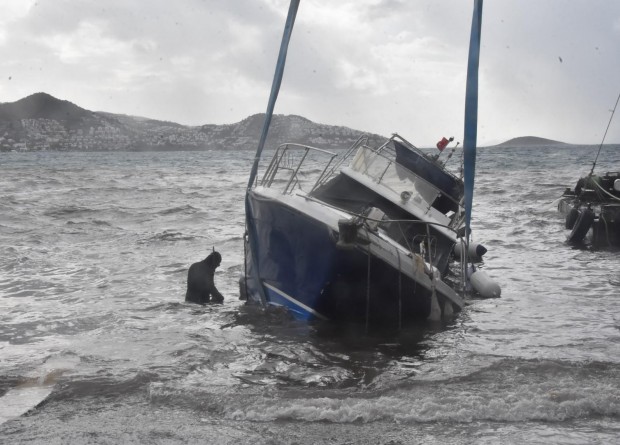 Bodrum'u fırtına vurdu! 1 tekne karaya oturdu, iskeleler yerinden söküldü