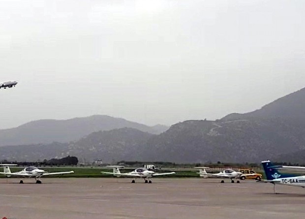 Dalaman uçağı hava koşulları nedeniyle Antalya'ya indi