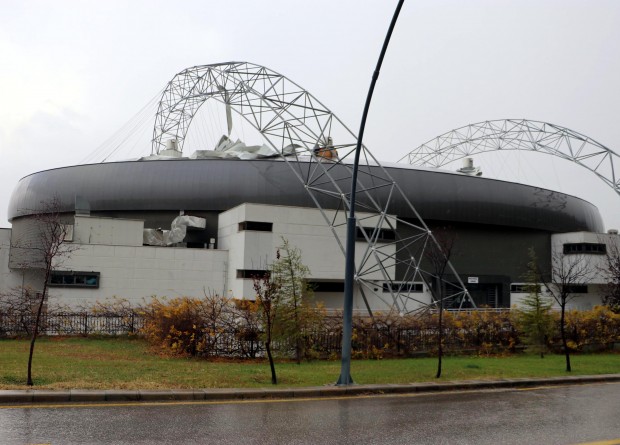 Spor salonunun çatısı kuvvetli fırtınada zarar gördü