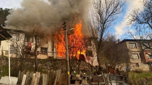 Bolu'da 2 ahşap ev alev alev yandı