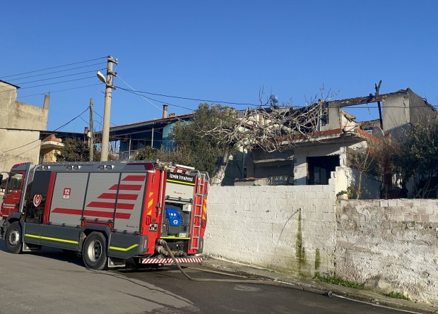 İzmir'de 2 katlı evde yangın