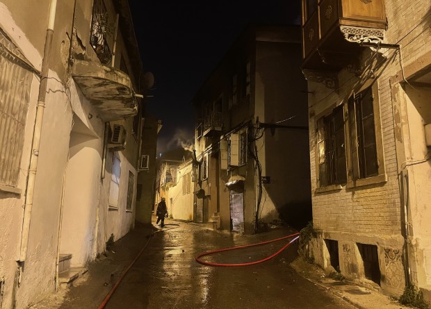 İzmir'de tarihi binada yangın paniği!