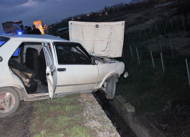 İzmir'de feci kaza! Otomobil yol kenarında asılı kaldı