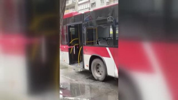 İzmir'de panik anları! Çukura giren belediye otobüsünün camı patladı