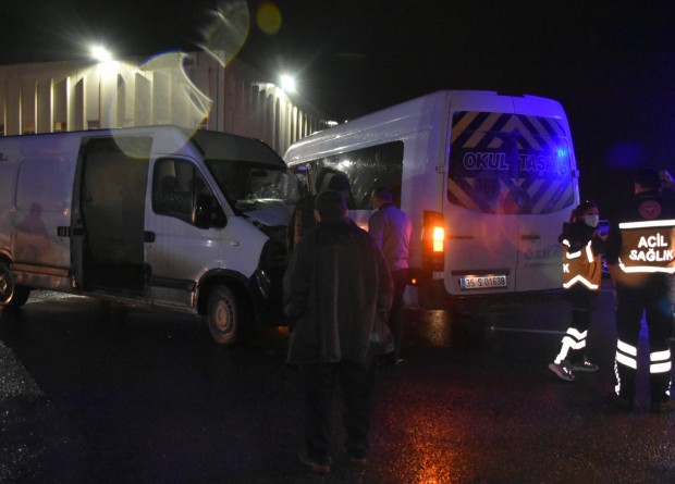 İzmir'de servis minibüsleri çarpıştı... 3 kişi yaralandı