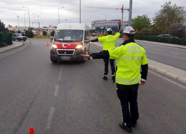 İzmir'de trafik denetim raporu: 1 haftada 25 bin 690 trafik cezası kesildi