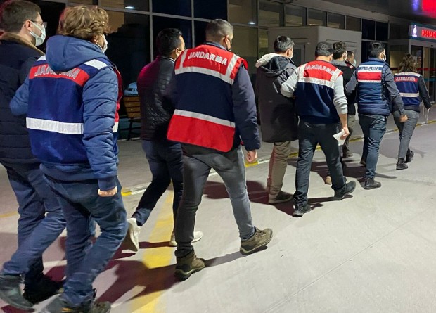 İzmir merkezli 40 ilde FETÖ/PDY operasyonu: 60 şüpheli  tutuklandı