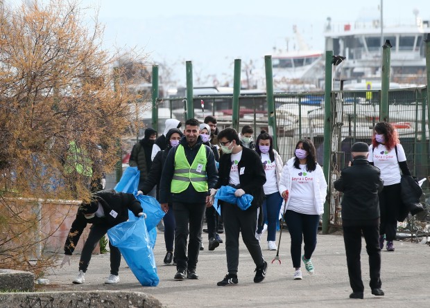 İzmir’de gönüllüler, depremde hayatını kaybeden ikizlerin anısına sahili temizledi