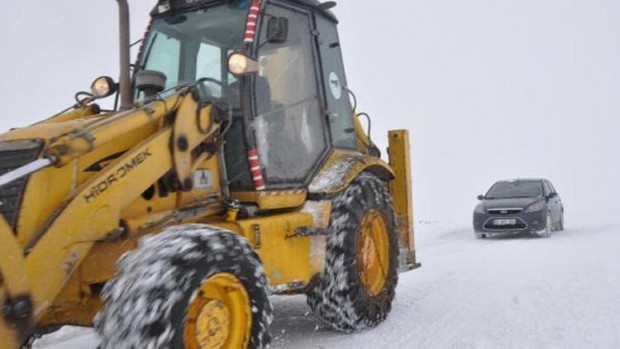 Kars'ta yoğun kar! 2 öğretmen mahsur kaldı, ekipler seferber oldu