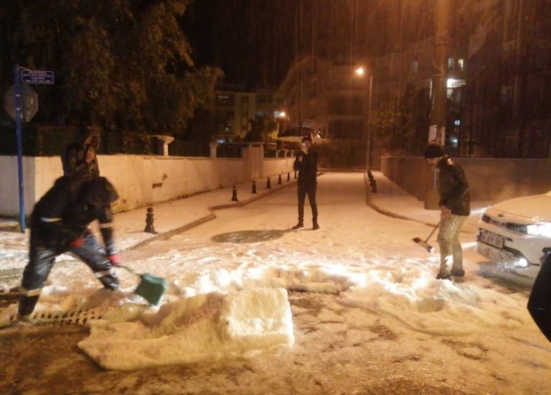 Marmaris'te dolu yağışı… Sokaklar beyaza büründü