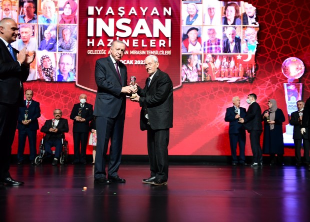 Son Karatabak Bergamalı İsmail Araç’a Cumhurbaşkanı Erdoğan’dan ödül