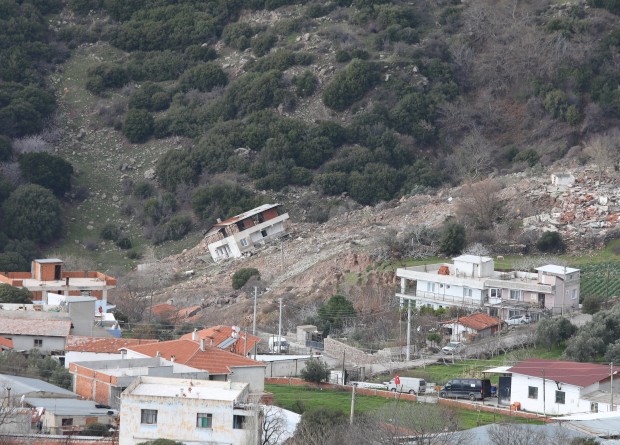 Heyelandan zarar görmüştü! TOKİ o bölgede İzmirli ailelere müstakil ev yapıyor