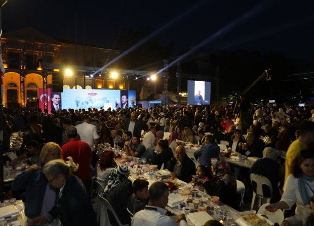 AK Parti'den Konak Meydanında dev iftar