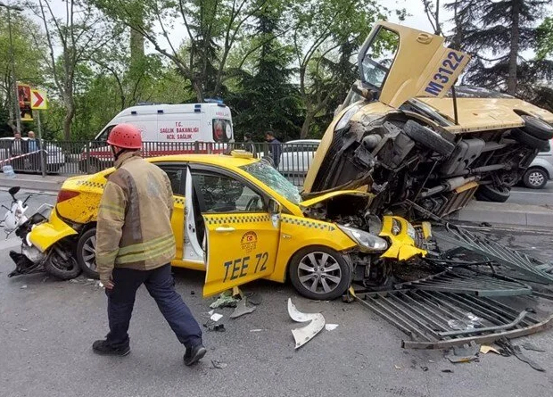 İstanbul'da feci kaza: Karşı şeride geçen minibüs taksiye çarptı