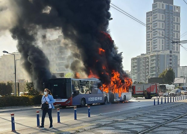 İzmir'de faciadan dönüldü... Belediye otobüsü alev alev yandı!